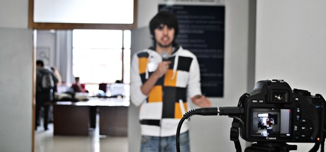 A veces, escribiendo, es difícil conectar con el público. Hacerle llegar la realidad de la manera más fidedigna posible. Por ello, conscientes de lo elementales que resultan las elecciones a...