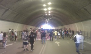 Nosotros en el túnel y la policía armada con gases lacrimógenos