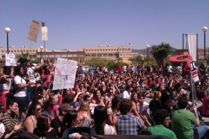 Alrededor de un millar de “malos” estudiantes se manifiestan en defensa de la educación