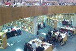 Gente haciendo como que estudian en la Biblioteca General