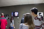 Alumnos de la UMA observan atónitos las obras de "Dilemas de Género"