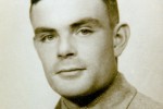 Alan M. Turing interpreta a Alan M. Turing en la vida real.