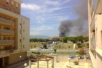 Vista del incendio desde los edificios cercanos al campus.