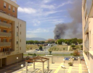 Vista del incendio desde los edificios cercanos al campus.