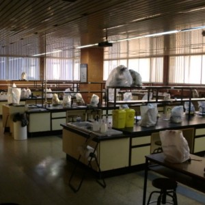 Los laboratorios de Ciencias son una puta mierda, dicen los alumnos